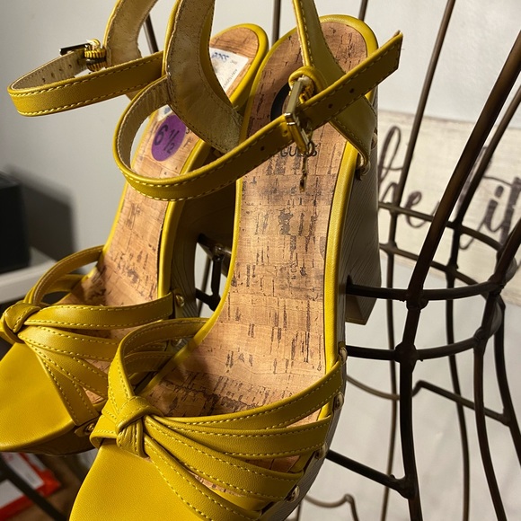 Wedge sandal - Picture 3 of 3